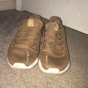 Tubular shadow tan
